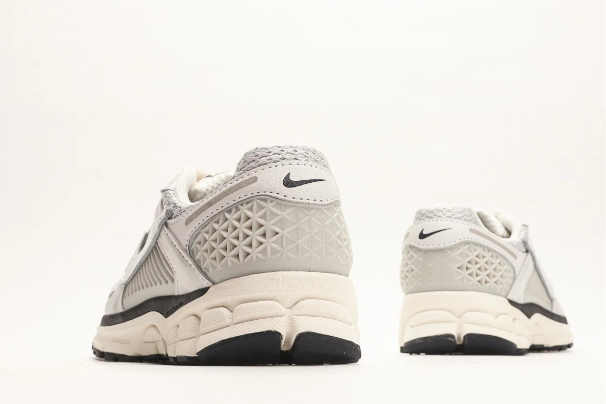 Nike Zoom Vomero 5 “Photon Dust Metallic Silver” Edition