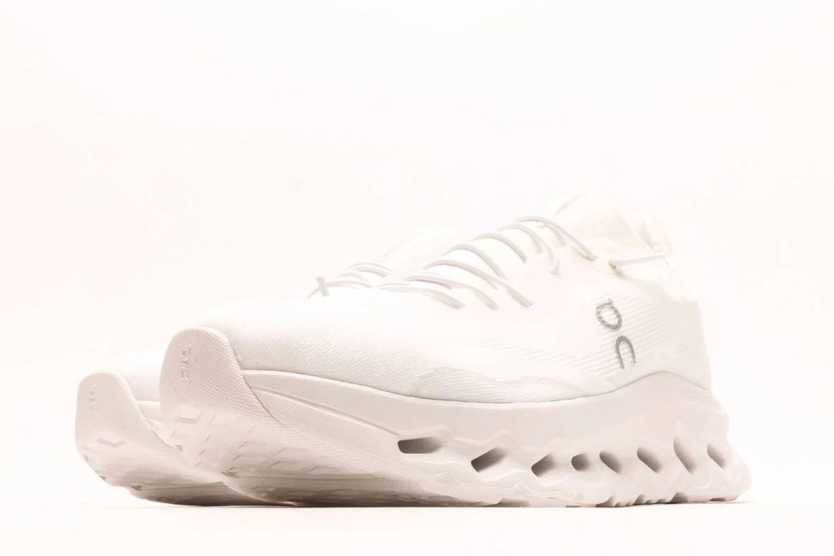 ON Running Cloudtilt LOEWE in All-White